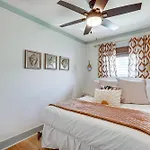 Chic Pcb Getaway With Private Yard - Walk To Beach!