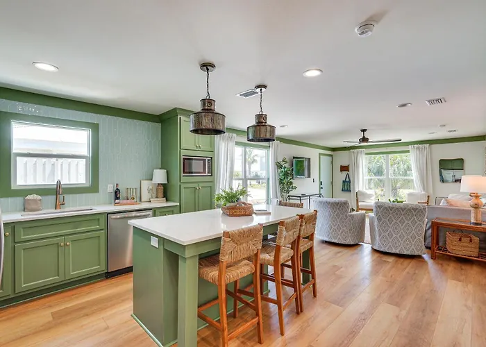 Chic Pcb Getaway With Private Yard - Walk To Beach!