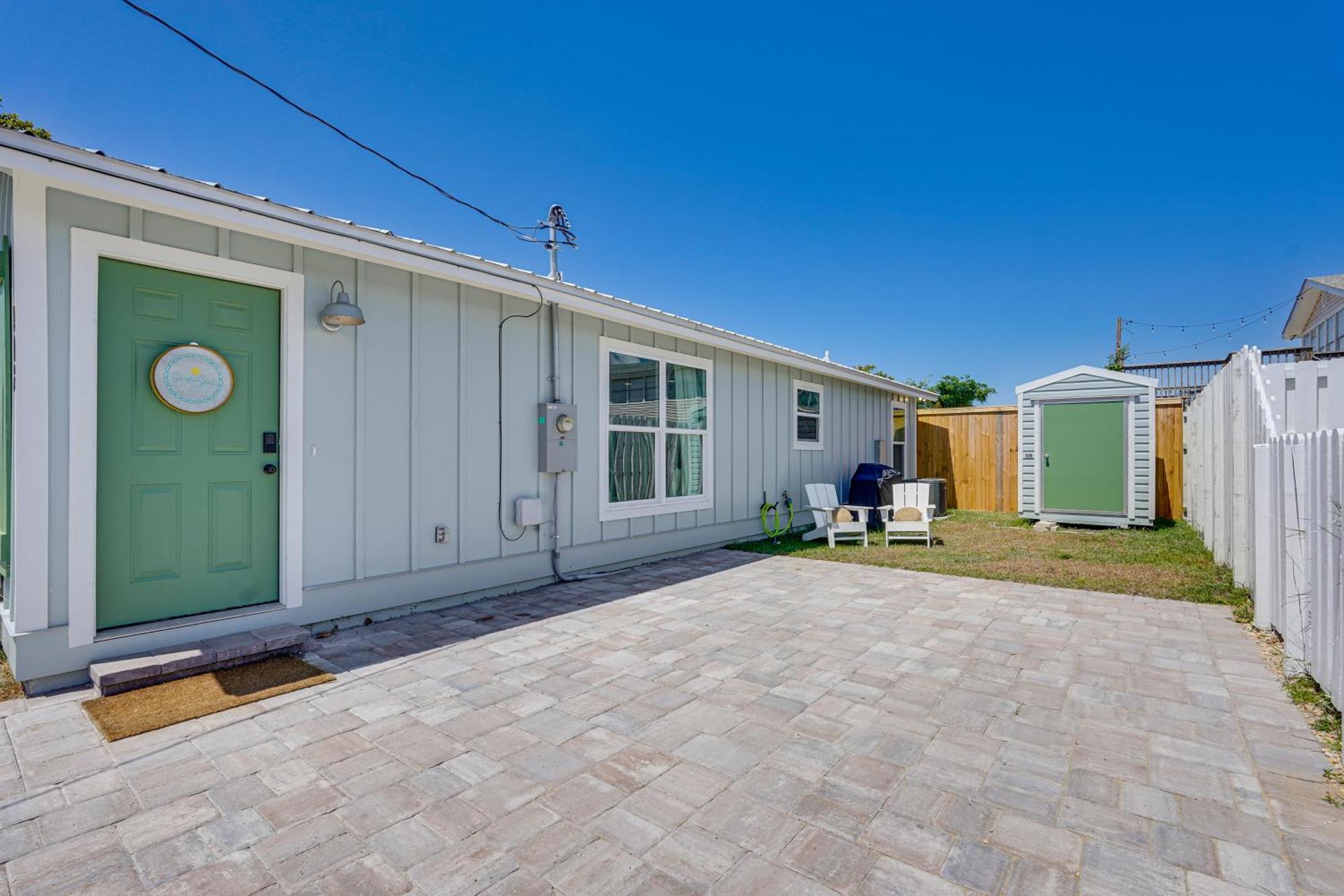 Chic Pcb Getaway With Private Yard - Walk To Beach! * Panama City Beach
