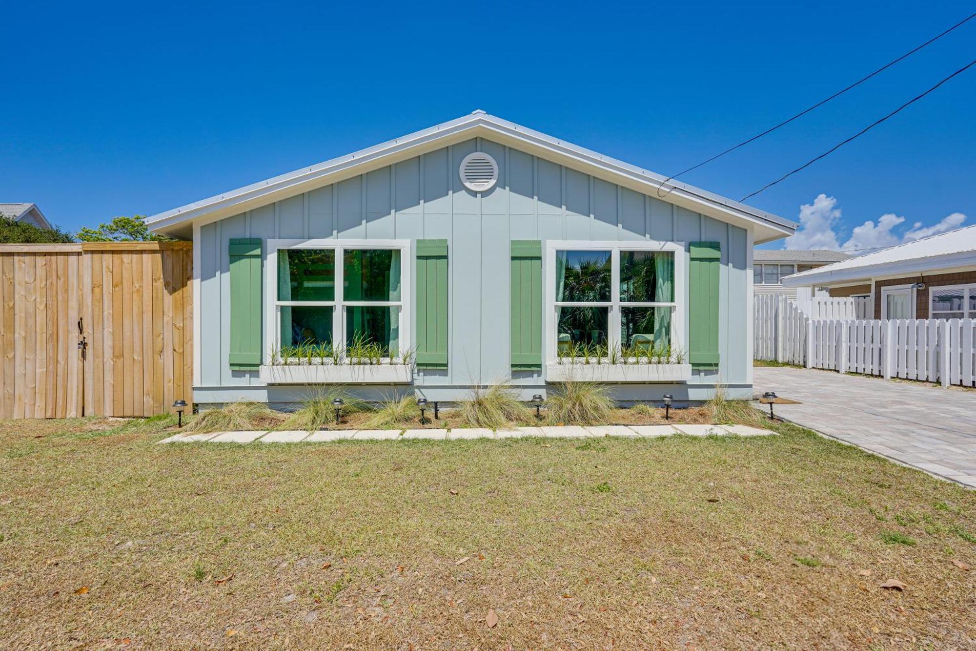 Chic Pcb Getaway With Private Yard - Walk To Beach! Panama City Beach